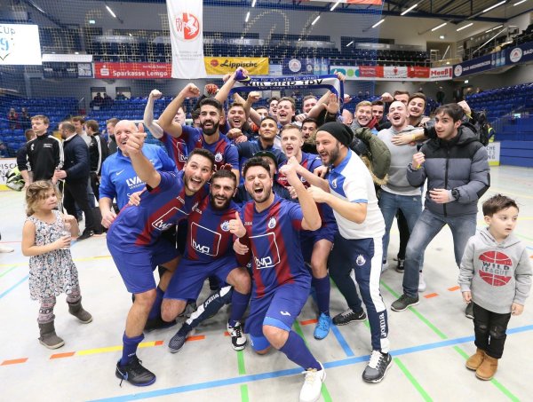 2019 hat der TBV Lemgo seinen Heimvorteil bei der Endrunde genutzt und feierte ausgelassen. - © Paul Cohen