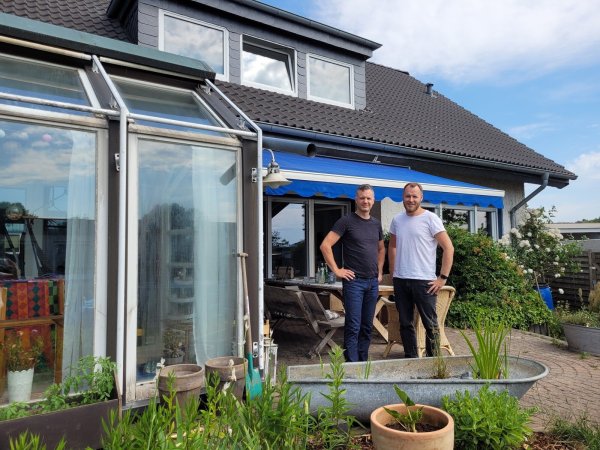 Samuel Behncke (links) hat einen Sanierungsfahrplan für sein 1970er-Haus gemeinsam mit dem Klimaschutzmanager der Stadt Lage Tiomoteus Peters entwickelt. Eine neue Heizung, die die funktionierende ersetzt, steht erst einmal nicht an - auch wenn Fördergelder locken. - © Astrid Sewing