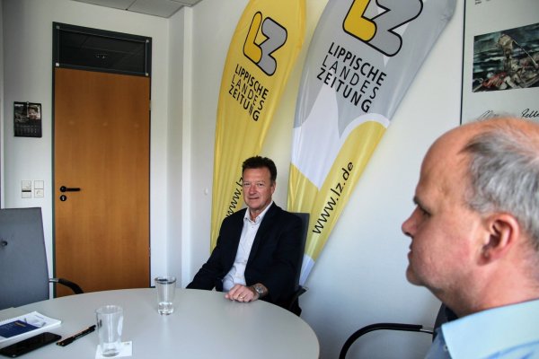 Bürgermeister-Kandidat Marcus Püster (CDU, rechts) nimmt seinen Kontrahenten Bodo Kibgies (parteilos) in die Mangel. - © Silke Buhrmester