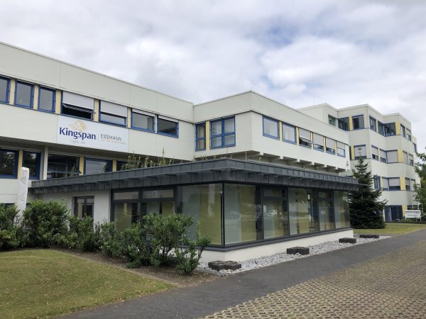 Die Zentrale von "Kingspan Light + Air/Essmann" an der Straße Im Weingarten/Ecke Oerlinghauser Straße. - © Thomas Reineke