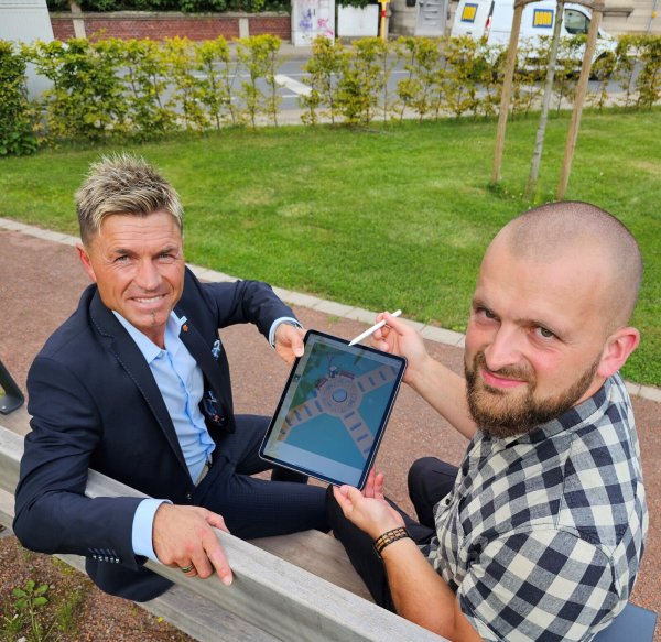 An der Stelle gab es früher ein Bordell. Andreas Epp (links) und Stefan Zibart von Aufbruch C wollen dem kleinen Park an der Pottenhauser Straße einen Namen geben und gleichzeitig auf das Problem der Zwangsprostitution hinweisen. - © Astrid Sewing