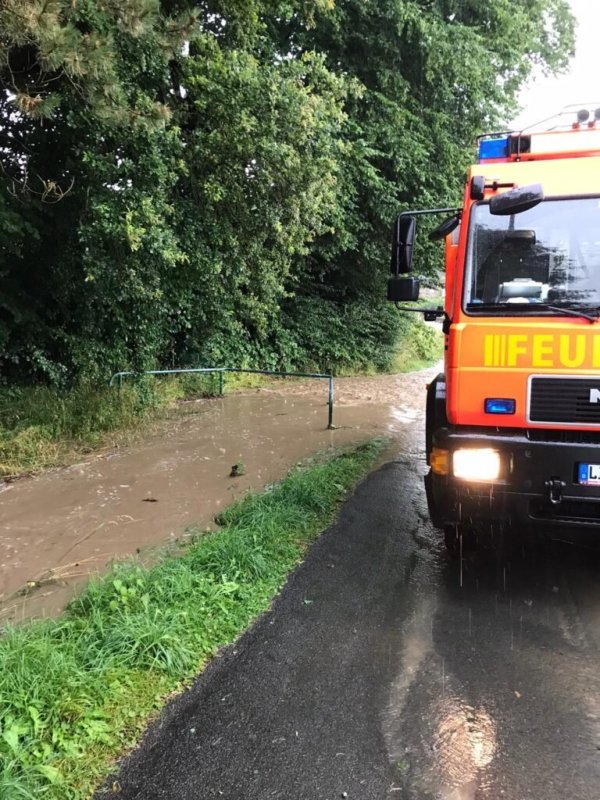 Starkregen an der Alten Dorfstraße in Schwelentrup - © Feuerwehr Dörentrup