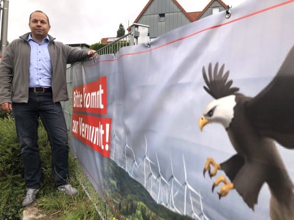 Mit solchen Plakaten wirbt die Initiative dafür, die Pläne für Windkraftanlagen auf der Gauseköte zu stoppen. Sebastian Benz ist ihr Sprecher. - © Martin Hostert