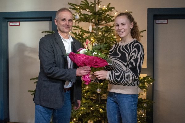 Bürgermeister Heinz-Dieter Krüger gratuliert Eva Wilke zu ihren ausgezeichneten Erfolgen in der Saison 2023. - © Stadt Horn-Bad Meinberg
