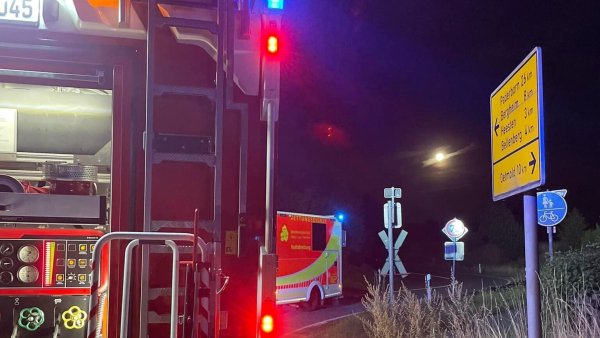 Die Feuerwehr rückt zu den Bahngleisen aus. Vor Ort stellt sich heraus: die schlimmen Befürchtungen bewahrheiten sich nicht. - © Feuerwehr Horn-Bad Meinberg