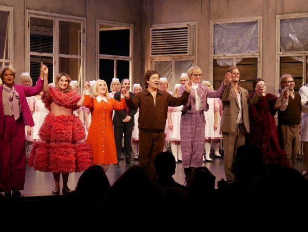 Stehende Ovationen für eine großartige Ensembleleistung bei der Premiere von Offenbachs "Hoffmanns Erzählungen". Mit Adréana Kraschewski, Emily Dorn, Penelope Kendros, Seungweon Lee, Lotte Kortenhaus, Stephen Chambers, Brigitte Bauma und Jamie Mondaca Galaz (vorne von links). - © Thomas Krügler