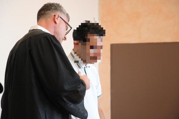 Verteidiger Dr. Detlev Binder aus Bielefeld spricht mit seinem Mandanten. Der angeklagte 19-Jährige hat schon einige Jahre Gefängnis hinter sich. Er sitzt aber nicht allein auf der Anklagebank. - © Janet König