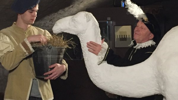 Das lebensgroße Dromedar aus Gips ist im Weserrenaissance-Museum zu finden. Hier ist es mit Komparsen, die Graf Simon VI. und einen Tierpfleger darstellen, in Szene gesetzt. - © Weserrenaissance-Museum Schloss Brake