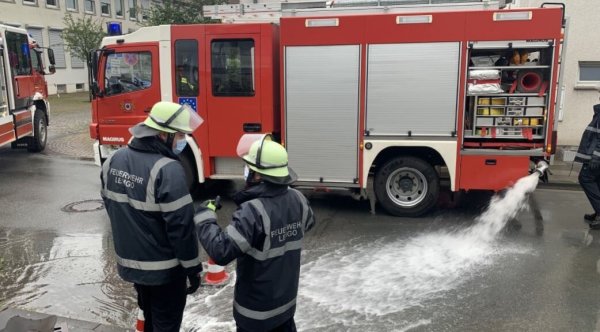 In der Stiftstraße mussten etliche Keller freigepumpt werden. - © Freitag TV