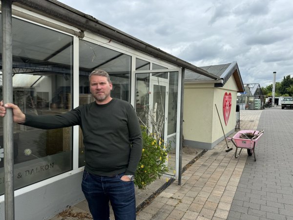 Frank Schröder vor dem Blumenladen, der seit Ende Juni geschlossen ist. - © Sandra Castrup