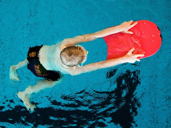 Ein Kind lernt schwimmen: Der Bund fördert Schwimmunterricht mit 20 Millionen Euro bis 2029, um die Sicherheit im Wasser zu erhöhen. - © Rolf Vennenbernd/dpa