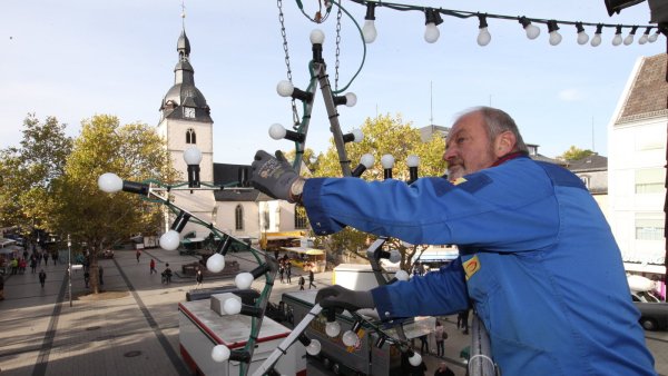 Birnchen wechsel dich: Rund 200 defekte Glühbirnen muss Firma Elektro Klein - hier ist ihr Mitarbeiter Jochen Müller bei der Arbeit - jedes Jahr bei den Sternen und Lichterketten der Detmolder Weihnachtsbeleuchtung austauschen. Das wird sich mit der neuen Beleuchtung in jedem Fall verändern. Archivfoto: Preuss - © Bernhard Preuss