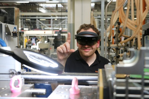Daniel Behnke sieht auf diesem Bild mehr als es dem Betrachter vergönnt ist. Der Head of Corporate Factory IT & Technologies von Weidmüller kann über seine "Augmented Reality"-Brille virtuell an der Maschine arbeiten. - © Till Sadlowski