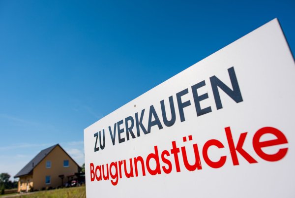 Nach Neuerungen beim Förderprogramm "Wohneigentum für Familien" sollen jetzt mehr Familien auf Unterstützung beim Bau oder Kauf eines Hauses hoffen können. - © Patrick Pleul