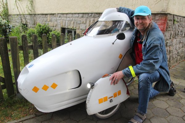 Zwei Jugendliche haben sein Velomobil offenbar für eine Spritztour benutzt. Jetzt hat Tobias Enke sein Dreirad wieder zurück – nahezu unbeschädigt. - © Knut Dinter