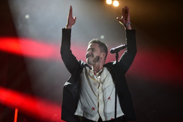 Nico Santos gibt auf der Bühne des "Lippe Open Air" alles. - © Nicole Ellerbrake