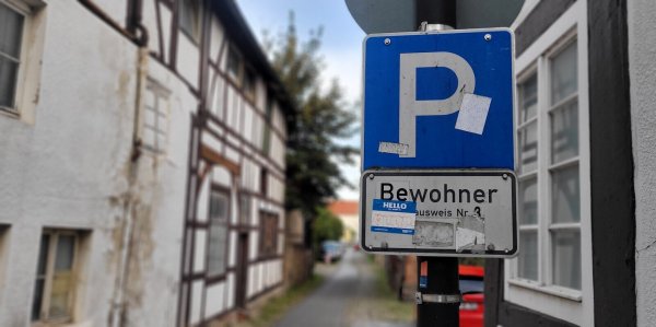 Parkausweise für Anwohner werden in der Lemgo Innenstadt deutlich teurer. Doch es hätte schlimmer kommen können. - © Katrin Kantelberg