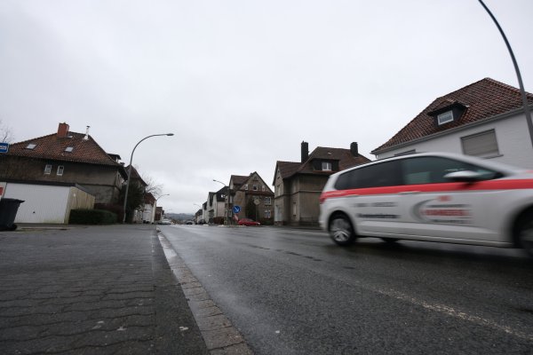Die Lemgoer Straße wird sich vor allem an dieser Stelle sichtbar verändern. In Höhe der Feldtsraße wird ein Kreisel gebaut. Das Parken erfolgt mittig auf der Straße, nicht mehr an den Seiten. - © Sven Koch