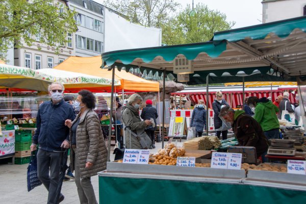 Abstand halten auf dem Wochenmarkt in Detmold. - © Raphael Bartling