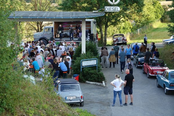 Boogie-Woogie mit Dieter Kropp (Mitte) und Mickey Meinert (links) auf einem Mercedes-Oldtimer-LKW, der als Bühne diente: die Tankstellenparty im Freilichtmuseum. - © Axel Bürger