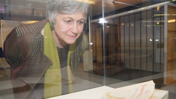 Kathie Wiederkehr, Enkelin von Felix Fechenbach, 2016 bei einem ihrer Besuche in Detmold, bei dem eine Wanderausstellung über ihren Großvater eröffnet wurde. Am Wochenende ist die Schweizerin erneut zu Gast in Lippe. - © Jost Wolf(LZ)