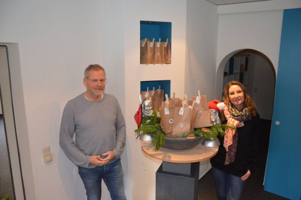 Bei der Werbeagentur K-Konzept mag man es zu Weihnachten gerne „analog". Daniela Löhr (rechts) und Peter Keisselt von der Agentur halten für ihre Mitarbeiter jeden Tag liebevoll gepackte Adventstüten bereit. - © Georg Kälble