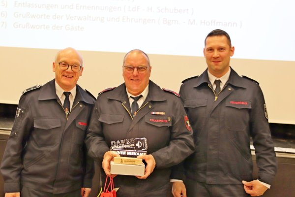 Oliver Niekamp (Mitte) fährt beim jährlichen Mot-Marsch immer im letzten Wagen, um notfalls helfen zu können. Lars Koppmann (links) und Patrick Reinecke bedankten sich für die Unterstützung mit einem kleinen Geschenk. - © Knut Dinter
