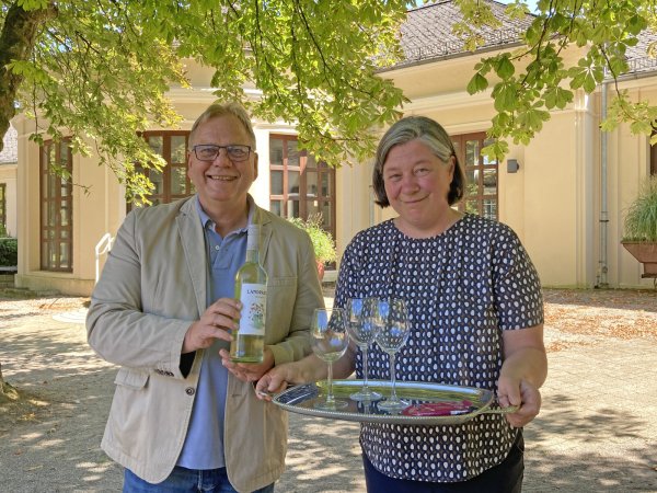 Kurdirektor Thorsten Brandt freut sich, Sabine Müller für die Bewirtung bei Veranstaltungen im Kurgastzentrum und in der Musikmuschel gefunden zu haben. - © Cordula Gröne