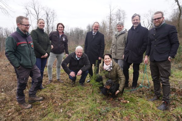 NRW-Landwirtschafts- und Verbraucherschutzministerin Silke Gorißen (vorne) hat sich über den Zustand der Wälder in der Region informiert. Mit dabei im Lemgoer Wald waren Förster Thomas Fritzemeier (von links), Johanna Dreps-Kahl (Forstconsulting Dreps), Lena Arens (Forstbetriebsleitung Stadt Warstein), Cajus Caesar, Landesverbandsvorsteher Jörg Düning-Gast, Susanne Hoffmann (stellvertretende Leiterin der Forstabteilung des Landesverbandes), Dr. Ralf Petercord (NRW-Landwirtschaftsministerium) und Jan-Otto Hake (Leiter der Forstabteilung des Landesverbandes). - © Michaela Weiße