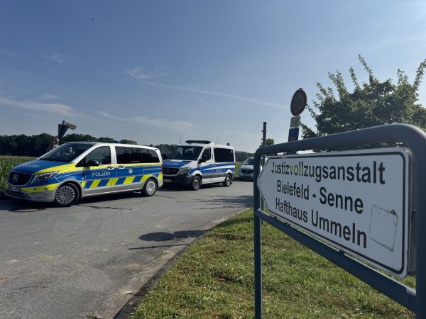 Aus dem hafthaus Ummeln der JVA Bielefeld-Senne ist am Dienstagmorgen ein Gefangener ausgebrochen. Die Polizei ist mit einem Großaufgebot im Einsatz. - © Paul Brinkmann