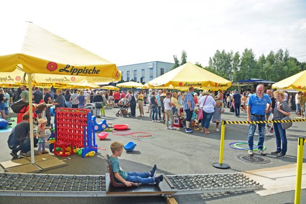 Für die Kinder ist am Bahnhof ein XXL-Spieleparcours aufgebaut worden. - © Nicole Ellerbrake