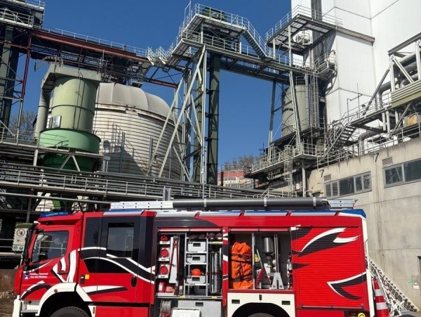 Die Freiwillige Feuerwehr musste zu einem Brand in einem holzverarbeitenden Betrieb ausrücken. - © Freiwillige Feuerwehr Horn-Bad Meinberg