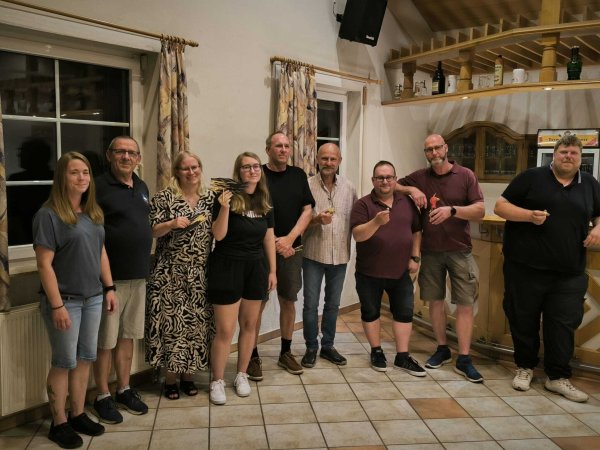 Das Vogelschießen der Beller Schützen war aus Sicht von Schießwartin Jessica Spies (von links), des Vorsitzenden Georg Wegener, Christiane Wendt, Dana Wendt, Andreas Wendt, Martin Spies, Björn Raese, Vogelkönig 2024 Dirk Stuckemeier und Timy Slawny ein voller Erfolg. - © Schützenverein Belle