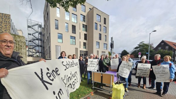 Mehr als 25 Menschen vom Aktionsbündnis Klinikum Lippe treffen sich am Donnerstagnachmittag kurz vor der Gesellschafterversammlung zur Mahnwache am Standort in Detmold. - © Janet König