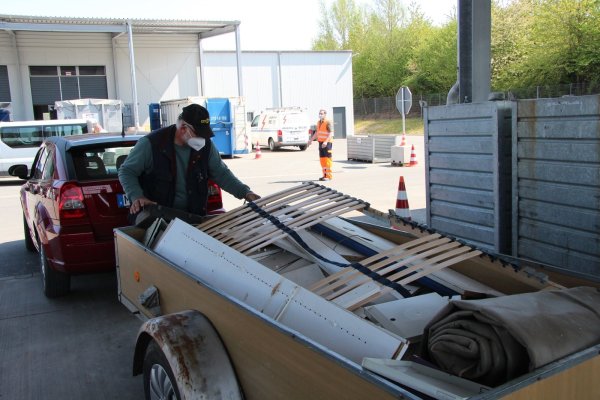 Ob Sperrmüll oder Elektroschrott – auf dem Recyclinghof der AGA wird dieser Tage viel Abfall abgegeben. - © Jana Beckmann