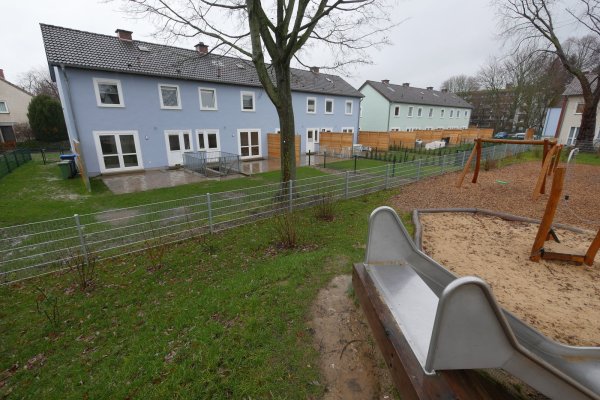 Renovierte Gebäude der ehemaligen Britensiedlung im Bereich der Kommunalen Wohnungsgenossenschaft. - © Jost Wolf