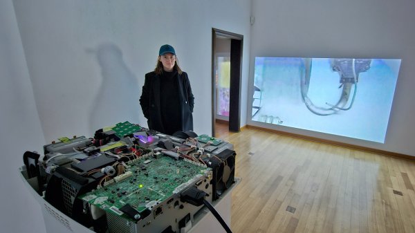 Swinda Oelke ist die aktuelle Stipendiatin für Junge Kunst der Alten Hansestadt. Sie zeigt im Eichenmüllerhaus fünf verschiedene Videoinstallationen. - © Jost Wolf