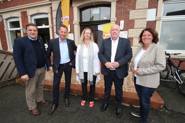 CDU-Kreisvorsitzender Lars Brakehage und Bundestagsabgeodnete Kerstin Vieregge nehmen die parteiintern frisch gewählten Landtagskandidaten Klaus Hansen (Zweiter von links, Lippe I), Christiane Thiel (Lippe II/Herford III) und Heinrich Zertik (Lippe III) in die Mitte. - © Jens Rademacher
