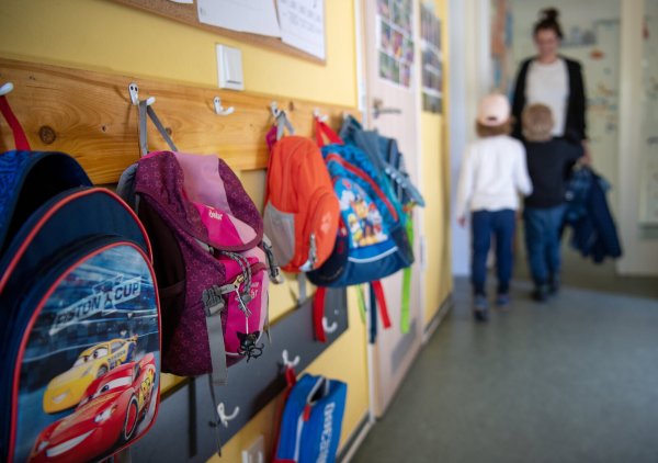 Mussten ihre Kita verlassen: Für zwei Herforder Kinder (wie auf diesem Themenbild) kündigte der Kirchenkreis Herford den Betreuungsvertrag – wegen auffälligen Verhaltens nur eines Kindes. - © dpa