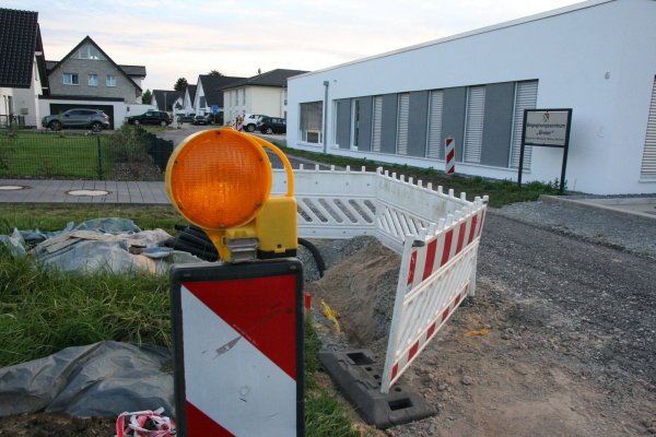 Mitte August haben die Bauarbeiten an der Parkstraße in Asemissen begonnen. Nach Auskunft der Verwaltung soll die Oberfläche bis Ende November fertiggestellt sein. Dann könnte sich die Lage entspannen.  - © Knut Dinter
