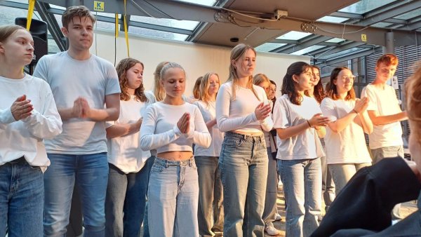 Höhepunkt war der Tanz der Batak, den die Gesamtschüler von Lena Simanjuntak-Mertes gelernt hatten. - © Karla-Raveh-Gesamtschule