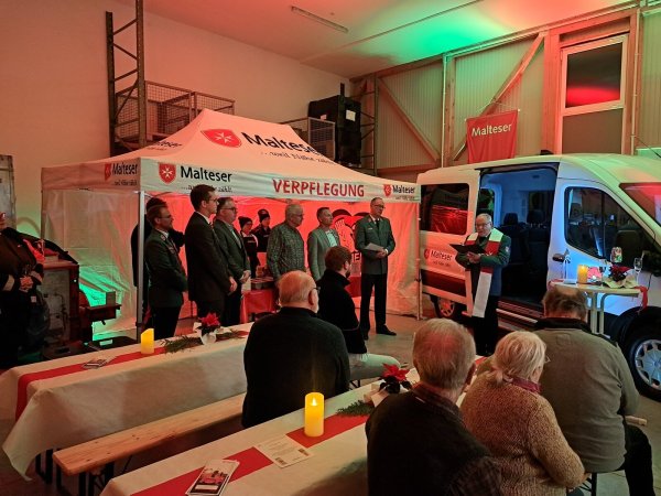 Der Wärmebus wird gesegnet. - © Malteser