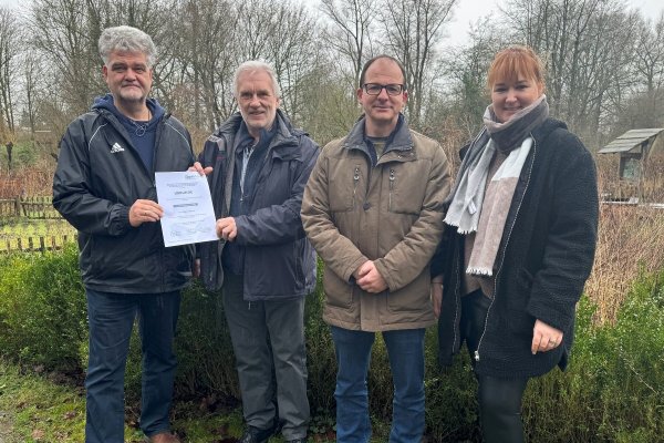 Ulrich Kaminsky (links) und Ulrich Niebuhr (Zweiter von rechts) vom Umweltzentrum Heerser Mühle in Bad Salzuflen freuen sich mit Beiratsvorsitzenden Jürgen Georgi (Zweiter von links) und Projektbetreuerin Marie-Theres Horowski von der Umweltstiftung Lippe über den Umweltpreis. - © Umweltstiftung Lippe