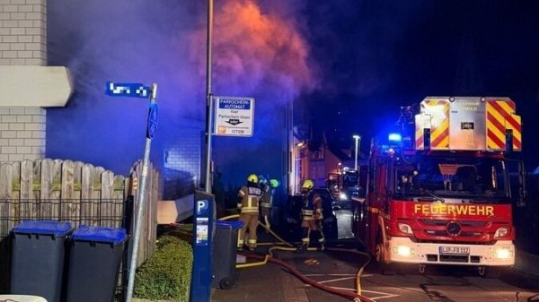 Die Feuerwehr ist am Mittwochabend in der Wehrenhagenstraße im Einsatz. Eine Person wird von Rettungskräften tot geborgen. - © Feuerwehr Detmold/Christopher Rieks