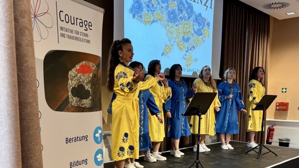 Der Verein "Courage – Initiative für Sterbe- und Trauerbegleitung“ informierte in der Detmolder Stadthalle über das Leben in der Ukraine. Ein ukrainischer Chor aus Lemgo sang alte Volkslieder. - © Courage, Initiatve für Sterbe- und Trauerbegleitung