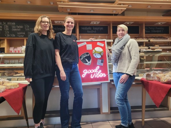 Olivia Syrowatka (von links), Nicole Heidsiek und Mareike Budde bei der Übergabe des Leuchtschilds für die Aktion "Detmold leuchtet für die Jugend". - © Raffael Giebel