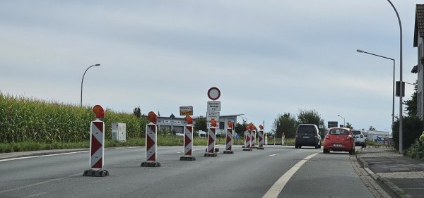 Schon wo die Blomberger Straße Richtung Vahlhausen abbiegt, weisen Schilder auf die Sperrung hin. - © Jost Wolf