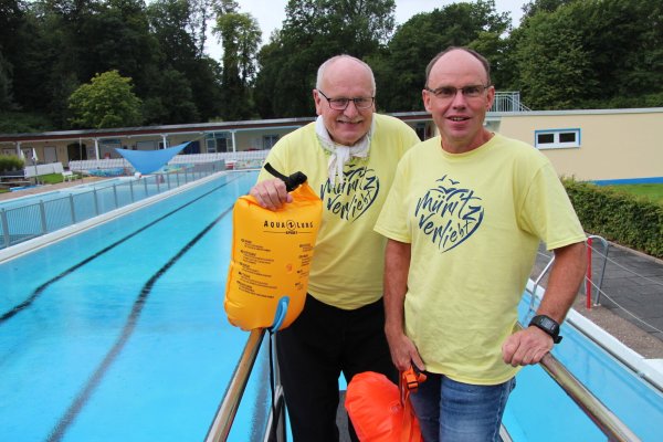 Eckhart Sporleder (links) und Carsten Beine haben für das Müritzschwimmen auch oft im Freibad Schieder trainiert. Sie wünschen sich, dass irgendwann auch das Schwimmen im Schiedersee wieder möglich sein wird. - © Seda Hagemann