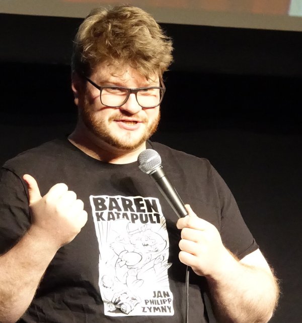 Drei P und zwei Ypsilon und gut in der Syntax: Jan Philipp Zymny in Detmold vor 100 Gästen. - © Axel Bürger