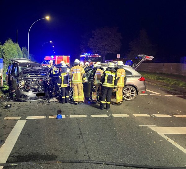 Die Freiwillige Feuerwehr Bad Salzuflen am Unfallort: Die Porschefahrerin war in den Gegenverkehr gefahren und mit einem Auto zusammengestoßen. - © Freiwillige Feuerwehr Bad Salzuflen